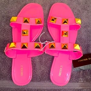 🩷Ladies fushia/gold studded sandals 🩷